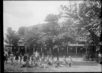 GN2638 Een koloniehuis met een groep kinderen; ca. 1925