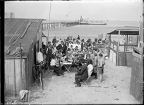 GN2675 Kijkje op het strand met badgatsen en de mandolinevereniging; ca. 1925