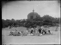 GN2708 Koepel Zeeburg, met een groep kinderen op het strand; 1918