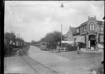 GN2715 Tram op de Stationsweg, bonbons van Driessen; ca. 1910