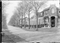 GN2716 Tram op de Stationsweg, bonbons van Driessen; ca. 1910