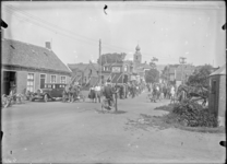 GN2725 Drukte op de Stationsweg, bij aankomst van de tram; ca. 1910