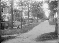GN2745 Dit is in de Rialaan, het tweede huis aan de linkerkant vanaf de Voorweg; ca. 1910
