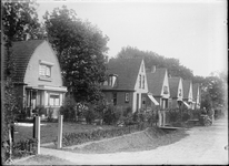 GN2750 De Bosweg, het ronde huis links is nummer 30, een eindje verder staat nog een ronde dak, dat is nummer 24; ca. 1910