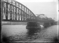 GN2757 Trein over een brug in Rotterdam; ca. 1910