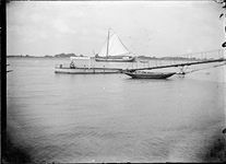 GN2758 Tekenaar zit op een aanlegsteiger op de Maas; ca. 1910