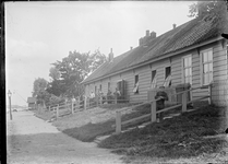 GN2761 Arbeiders bij huizen; ca. 1910