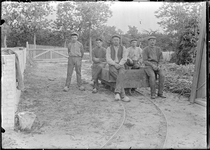 GN2817 Vier mannen zitten op een lorry van een smalspoor; ca. 1910