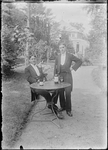 GN2823 Twee jongemannen in de tuin van Ons Genoegen; ca. 1910