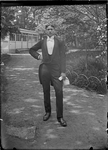 GN2835 Een jongeman in de tuin van Ons Genoegen; ca. 1910