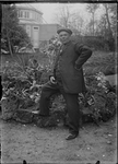 GN2836 Een man in de tuin van Ons Genoegen; ca. 1910