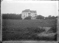 GN2841 Huize Sonnevanck en links achter de bomen nog het het bovenste stukje van Koepel Zeeburg; ca. 1910