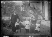 GN2863 Een gezin in de tuin; ca. 1910