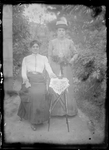 GN2878 Twee vrouwen zitten in de tuin; ca. 1910