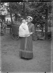 GN2879 Een vrouw met een kind in de armen; ca. 1910