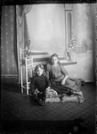 GN2911 Twee meisjes spelen met een paardje en een konijn; ca. 1910