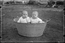 GN2978 Twee kleine kinderen in een wastobbe; ca. 1920