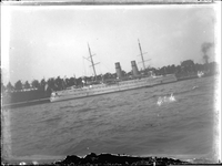 GN3014 Een oorlogsschip in het Kanaal door Voorne; ca. 1916