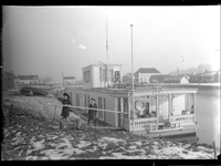 GN3016 Woonboot in het Kanaal door Voorne; ca. 1920