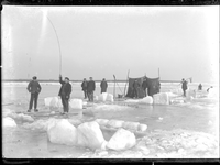 GN3019 Vissers op de dichtgevroren Brielse Maas; ca. 1925