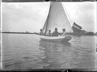GN3071 Gezelschap in de boot op de Maas; ca. 1915