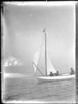 GN3116 Drie mannen in een zeilboot; ca. 1914