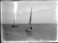 GN3117 Twee zeilboten op het strand; ca. 1914