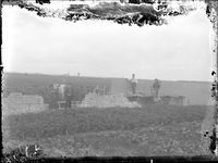 GN3119 Metselaars aan het werk om een muur te bouwen; ca. 1915