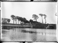 GN3301 De Brielse Poort en de inundatiesluis; ca. 1920