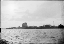 GN3306 Het tramstation en de gasfabriek langs het Kanaal door Voorne; ca. 1920