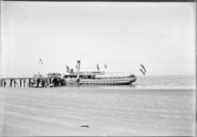 GN3381 Het aanlegsteiger voor de veerboot; ca. 1930