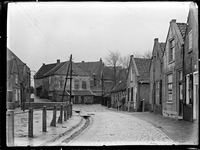 GN3498 Kijkje op de Kerkstraat in Zuidland, richting de Ring; ca. 1910