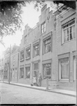 GN5016 Bin en Koos Egter van Wissekerke voor hun huis; ca. 1920