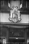 GN5020 Het wapen van Brielle boven de winkel van J. v/d Berg, voorheen Jautze; ca. 1920