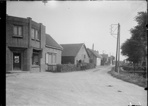 GN5032 Hoek van de Dorpsweg en de Middeldijk; ca. 1920