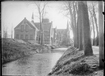 GN5066 Kijkje op de gereformeerde kerk, de watertoren en de katholieke kerk; ca. 1920