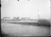 GN5126 Het Loodskantoor op het Zuidfront. Op de achtergrond het Marinehospitaal; ca. 1920