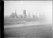 GN5128 Kijkje op de gereformeerde kerk, de watertoren en de katholieke kerk vanaf de wallen; ca. 1920