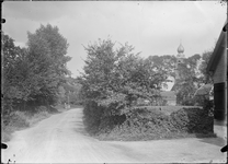 GN5135 Kijkje op de Achterweg, rechts de kerktoren; ca. 1920