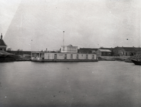 A1021 Een schip aangemeerd op het Kanaal door Voorne bij Nieuwesluis; ca. 1900