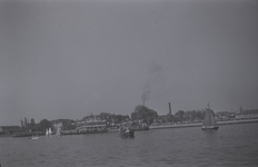 B1004 Een zeiltocht of Pinkstertocht met zeilbootje nabij Vlaardingen; ca. 1950