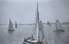 B1010 Een zeiltocht of Pinkstertocht met zeilbootje nabij Vlaardingen; ca. 1950
