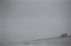 B1013 Een zeiltocht of Pinkstertocht met zeilbootje nabij Vlaardingen; ca. 1950