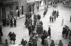 B1050 De Bevrijding - mensen verzamelen zich op het plein voor het stadhuis; 9 mei 1945