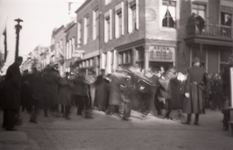 B1051 De Bevrijding - mensen verzamelen zich op het plein voor het stadhuis; 9 mei 1945