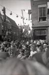 B1052 De Bevrijding - mensen verzamelen zich op het plein voor het stadhuis; 9 mei 1945