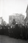 B1054 De Bevrijding - mensen verzamelen zich op het plein voor het stadhuis; 9 mei 1945