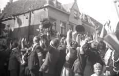 B1055 De Bevrijding - mensen verzamelen zich op het plein voor het stadhuis; 9 mei 1945