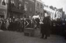 B1057 De Bevrijding - mensen verzamelen zich op het plein voor het stadhuis; 9 mei 1945