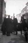 B1058 De Bevrijding - bevrijders op de stoep van het Stadhuis; 9 mei 1945